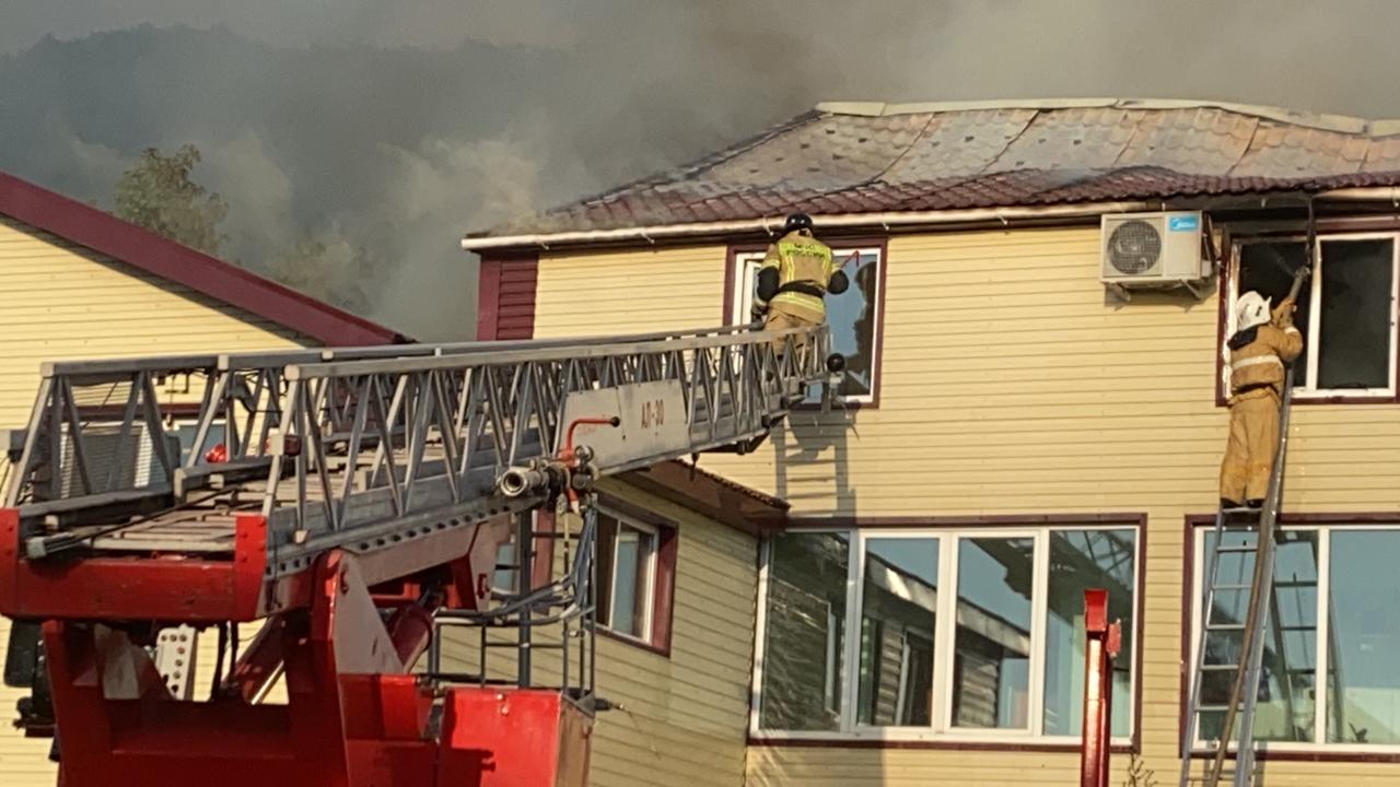 Пожарным пришлось выломать окно, чтобы проникнуть внутрь здания