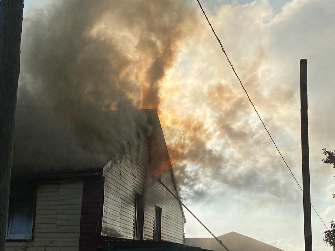 Огонь охватил крышу и верхний этж.