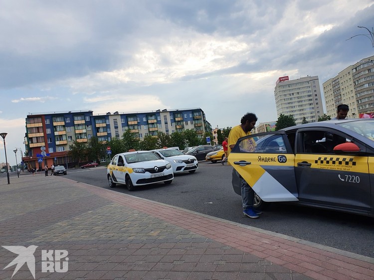 Группки смуглых бородачей подходили к вокзалу, быстро садились в такси и уезжали.