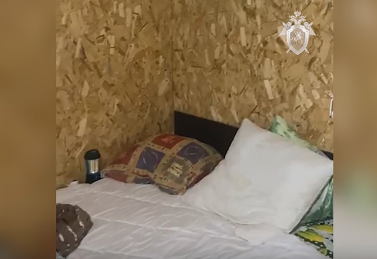 В центре гаража огромная кровать.