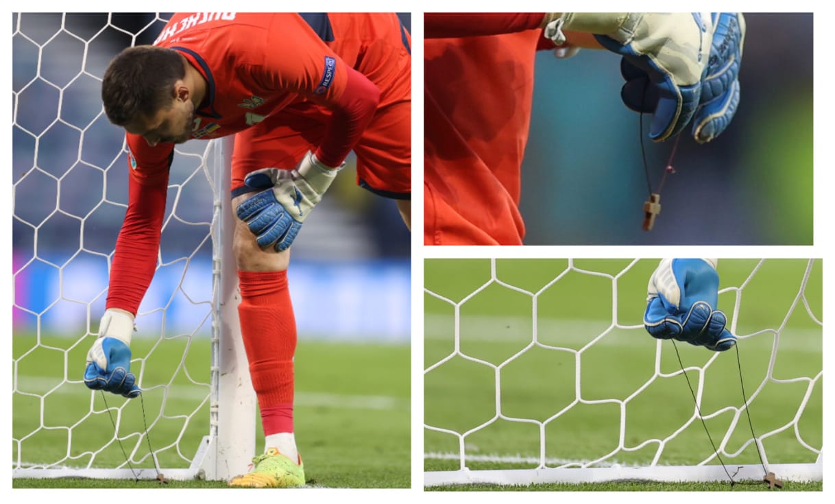 Голкипер сборной Украины Георгий Бущан оберагал свои ворота при помощи креста. Фото: Reuters