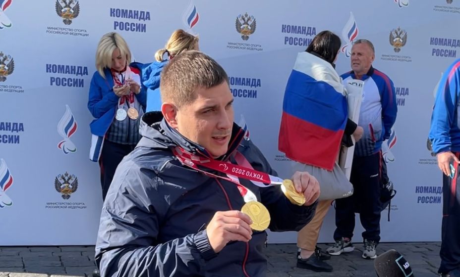 Александр Кузюков раздает интервью и показывает два «золота» в фехтовании. ФОто: Дениса Акинина