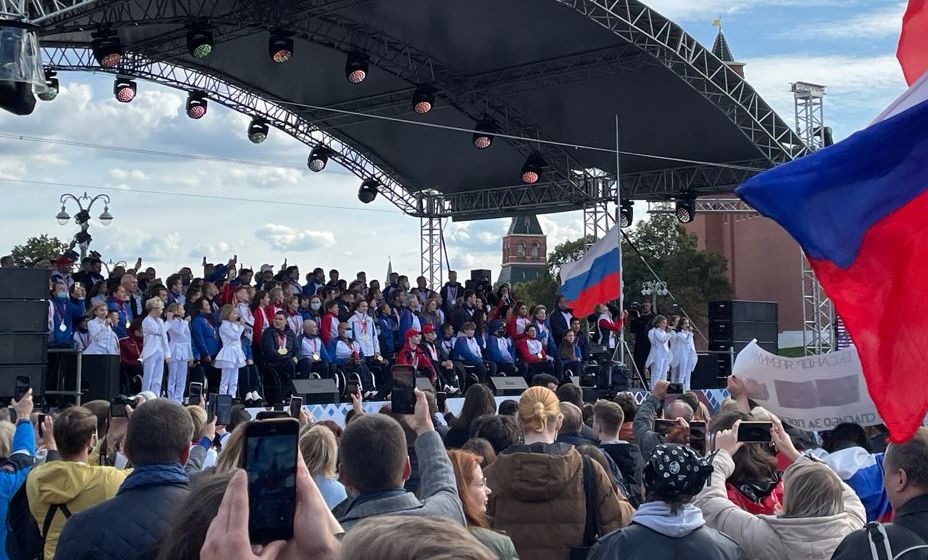 Валерия Шабалина поднимает флаг под гимн России. Фото: Дениса Акинина