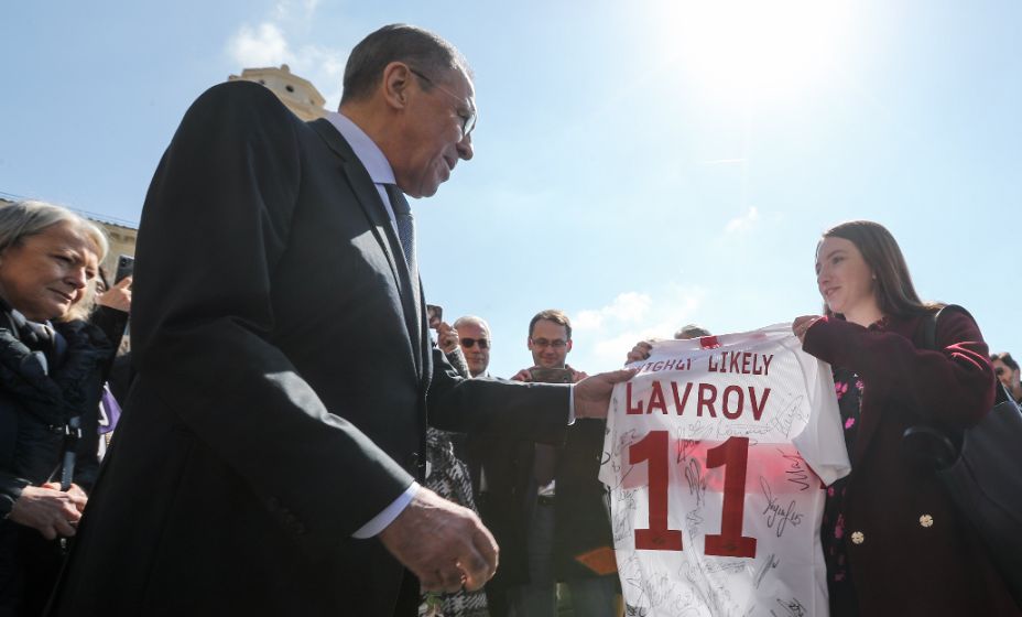 Сергей Лавров получает в подарок футболку с автографами игроков «Спартака». Фото: ТАСС