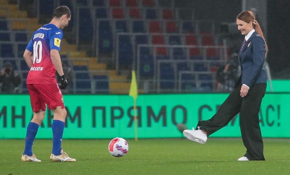 Софья Великая отдает пас Алану Дзагоеву. Фото: ПФК ЦСКА