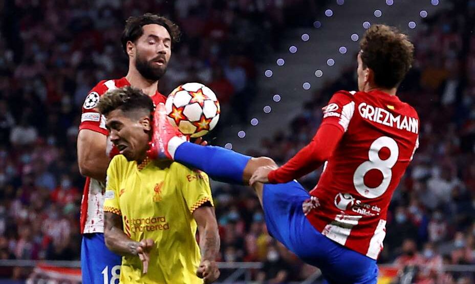 Антуан Гризман бьет Роберто Фирмино