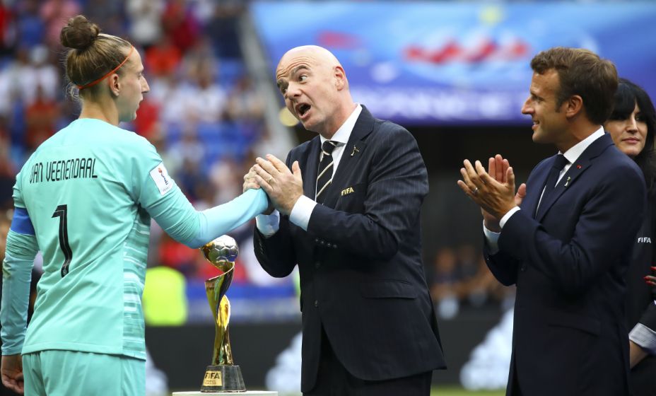 Президент ФИФА Джанни Инфантино должен еще уговорить женщин разрешить мужчинам чаще играть в футбол. Фото: Global Look Press