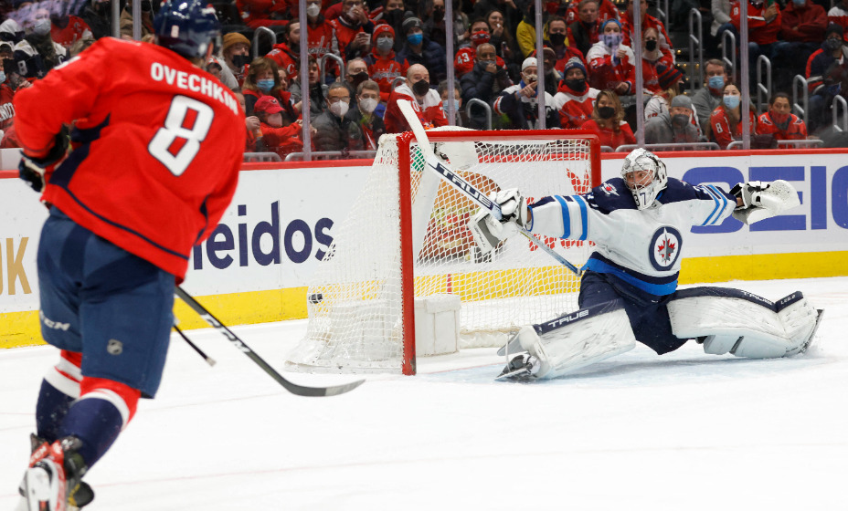 Нападающий «Вашингтон Кэпиталз» Александр  Овечкин забивает в очередной раз. Фото: Reuters