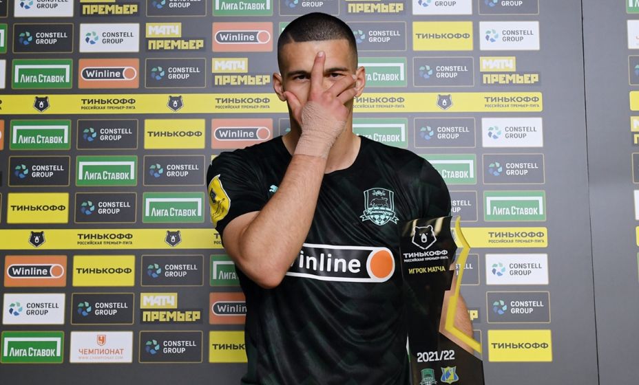 Лучшим игроком матча был признан защитник 