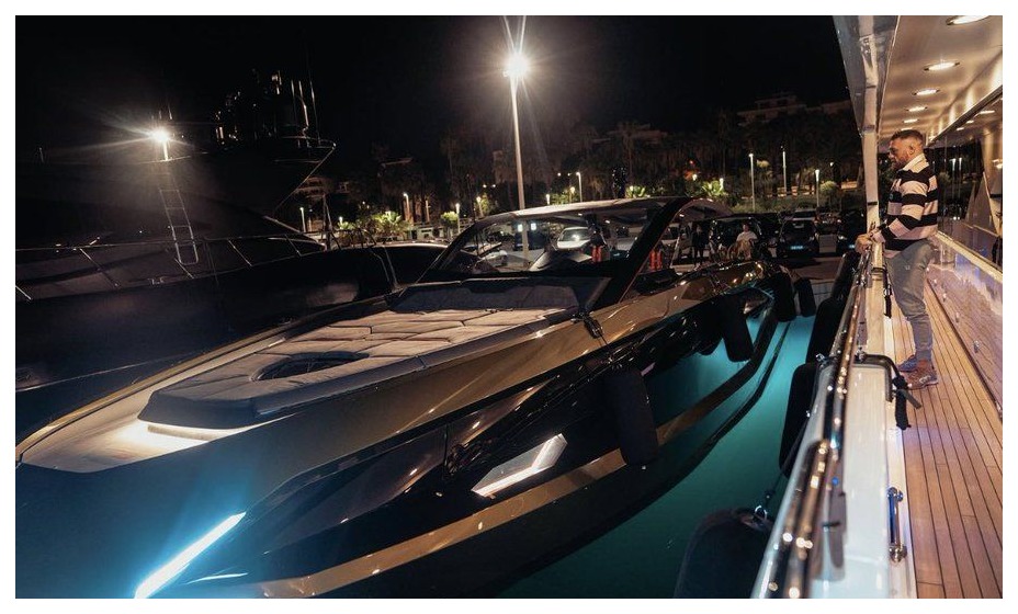 Ирландец Конор Макгрегор продемонстрировал в соцсети дорогостоящую яхту. Фото: Соцсети Конора Макгрегора
