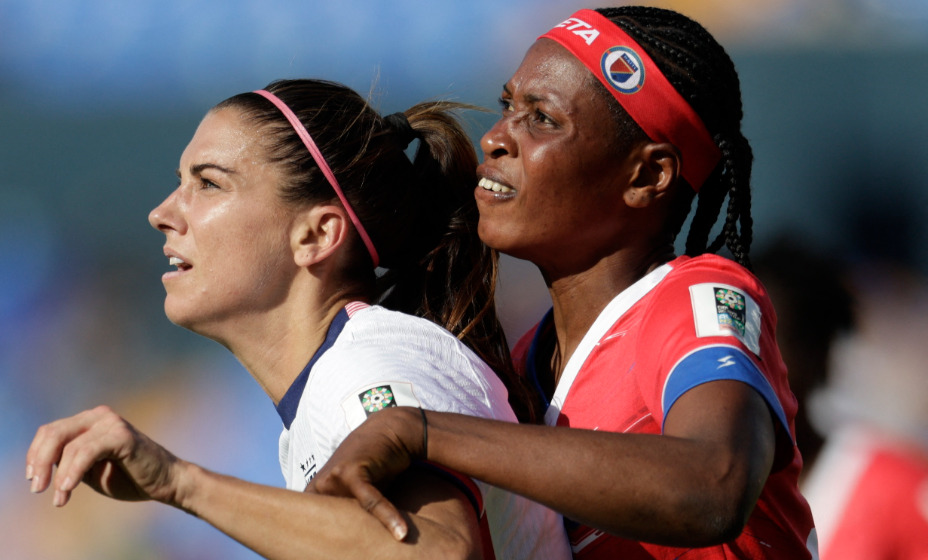 Главная звезда сборной США обменялась футболками с гаитянкой. Фото: Reuters