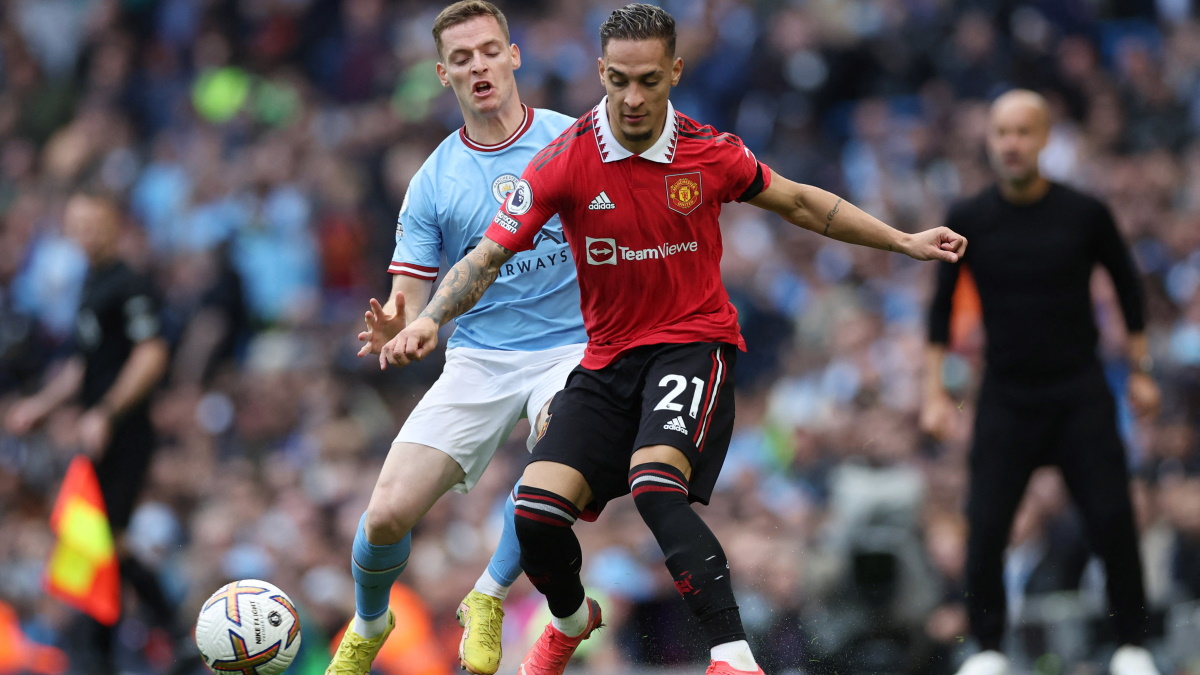 Серхио Гомес и Антони в борьбе за мяч в матче 