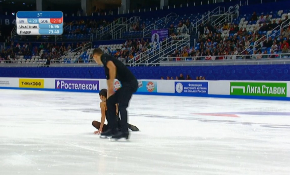 Фигуристы Акопова и Рахманин напугали зрителей Гран-при в Сочи.
Фото: Скриншот трансляции Первого канала