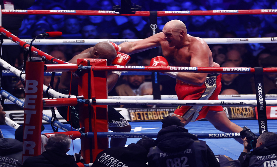 Тайсон Фьюри закончил бой с Дереком Чисорой в десятом раунде. Фото: Reuters