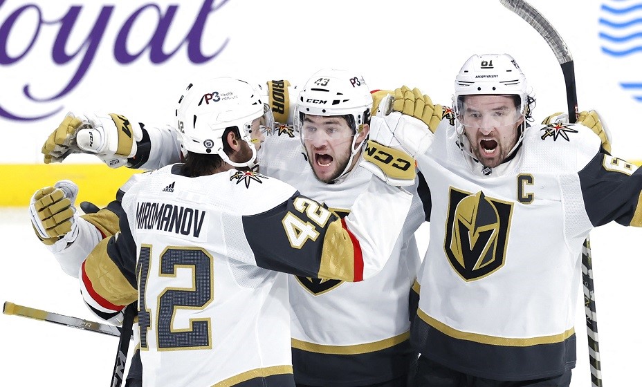 Мироманов забросил дебютную шайбу в НХЛ. Фото: Reuters