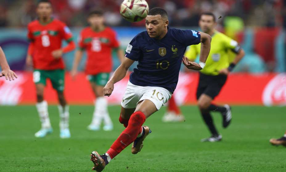 Мбаппе уже представляет как понесет кубок мира. Фото: Reuters