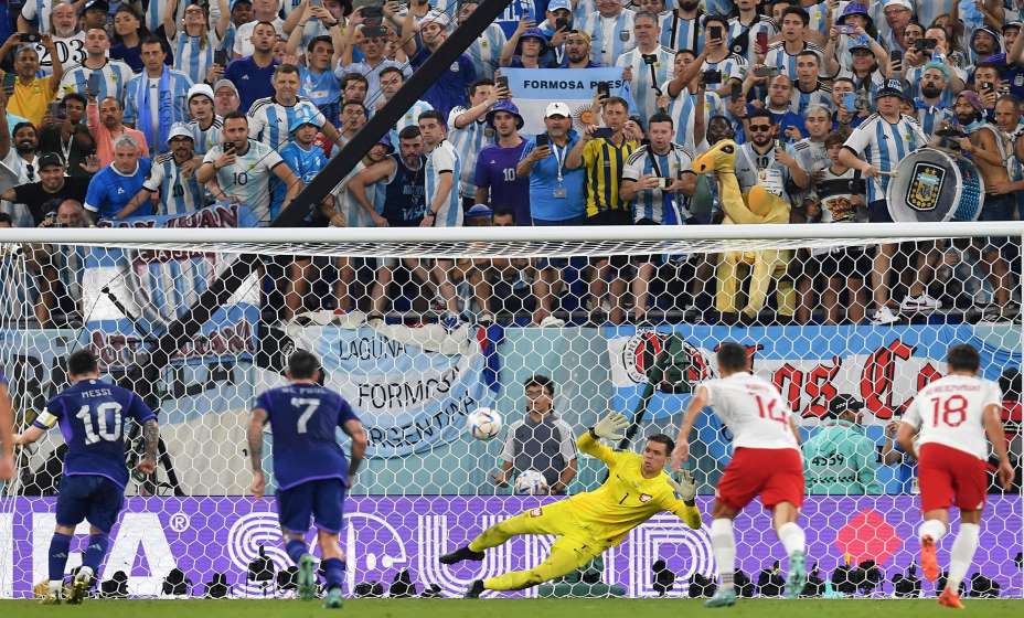 Месси не забивает пенальти Войцеху Щенсны. Фото: Reuters