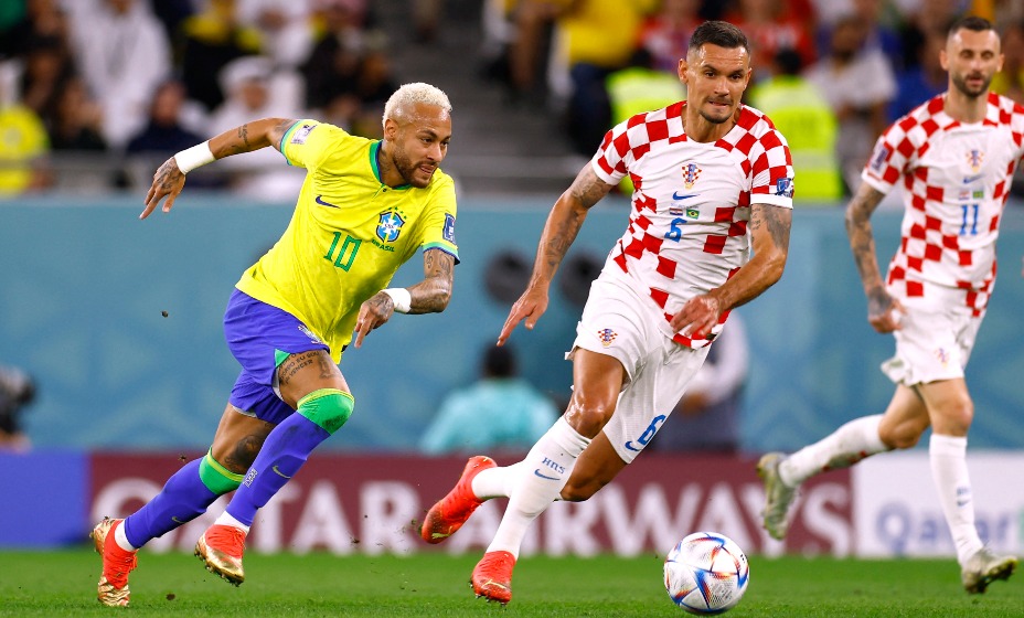 Неймар и Деян Ловрен в борьбе за мяч.
Фото: Reuters