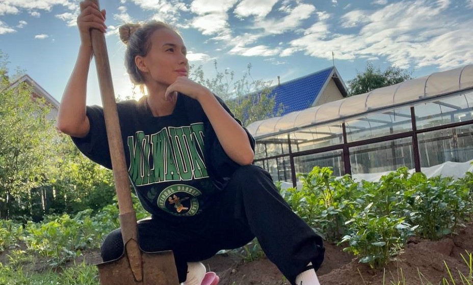 Загитова решила помочь родне копать картошку. Фото: Социальные сети Алины Загитовой