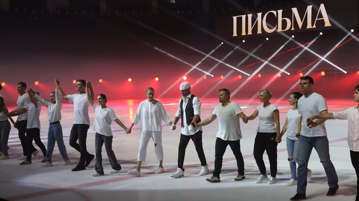 Роман Костомаров вместе с другими участниками шоу 