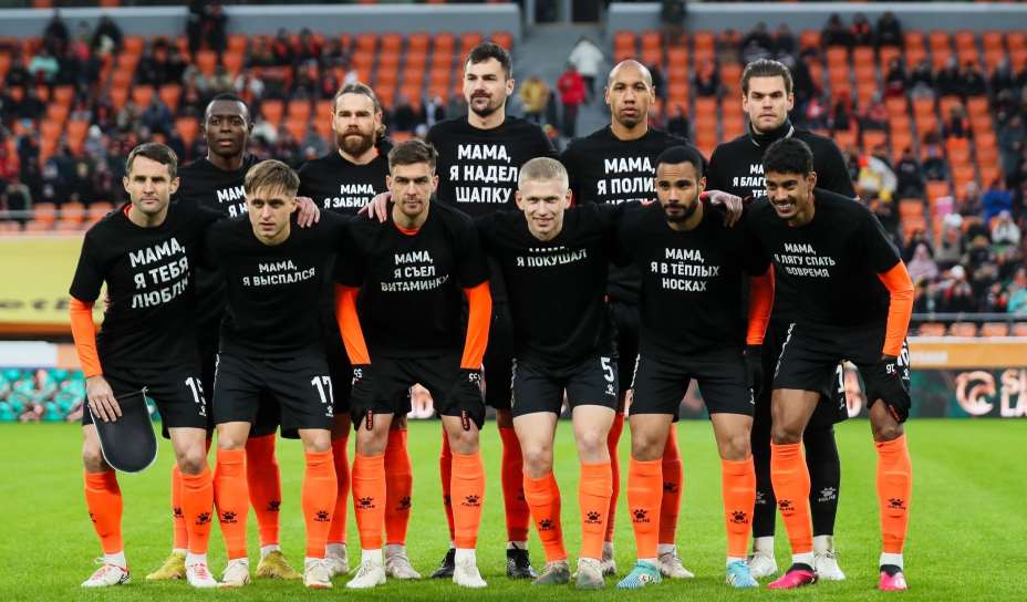 Футболисты «Урала» отметили День мам, выйдя на матч против «Краснодара» в специальных майках. Фото: ВК ФК «Урал»