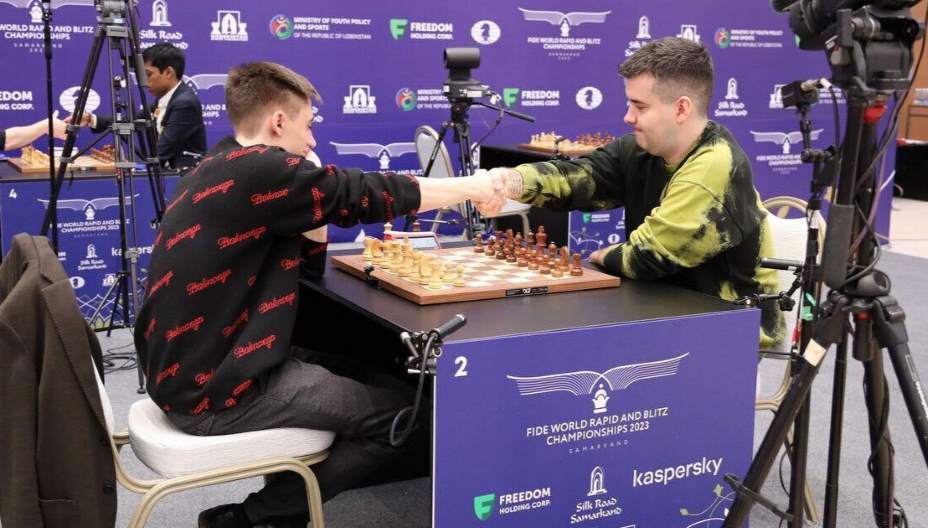 Россияне Дубов и Непомнящий «скатали» ничью за 12 ходов, а судья посчитал ход игры договорняком. Фото: Соцсети 