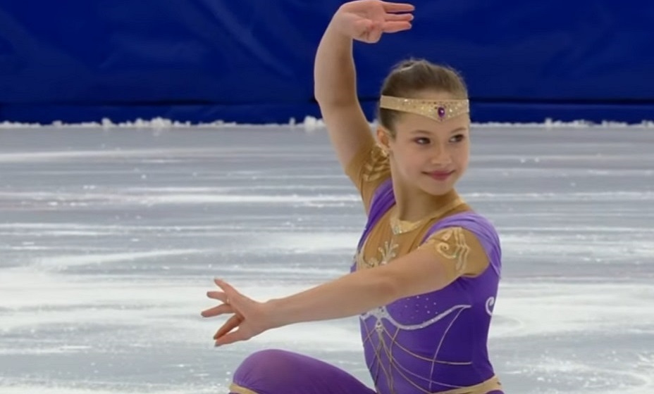 14-летнюю фигуристку Симонову экстренно госпитализировали после падения на лед. Фото: скрин трансляции Первого канала