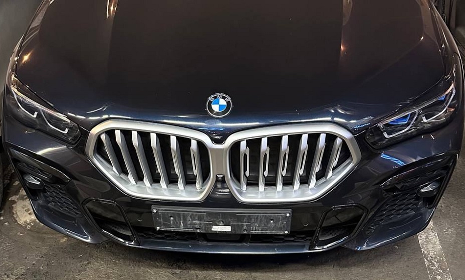 С машины фигуриста Галлямова украли номерной знак. Фото: соцсети Александра Галлямова