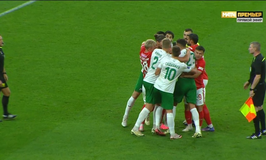 Бабич и Швец устроили потасовку во время матча. Фото: скриншот