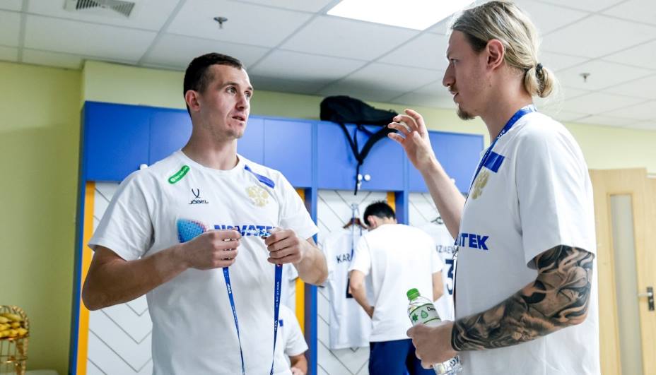 Голкипер сборной России Матвей Сафонов признался, что во Франции скучает по борщу. Фото: РФС