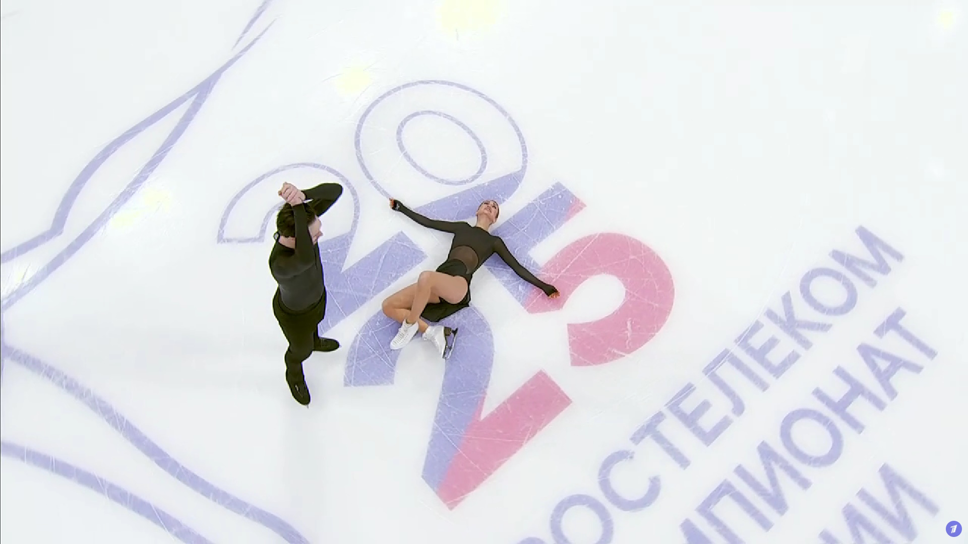 Худайбердиева лежит на льду после проката. Фото: стоп-кадр прямого эфира