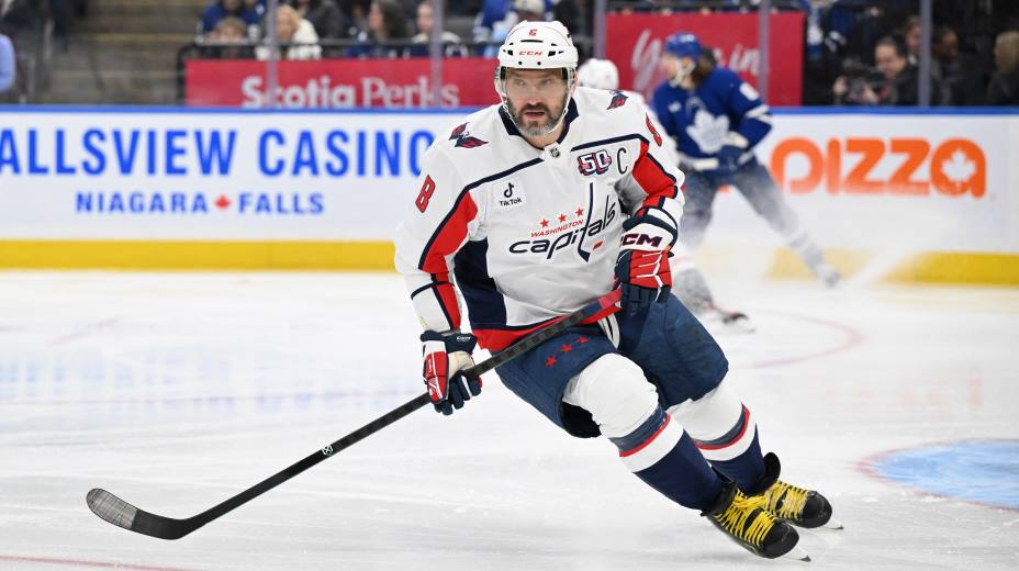 Александр Овечкин продолжает погоню за Гретцки. Фото: Reuters