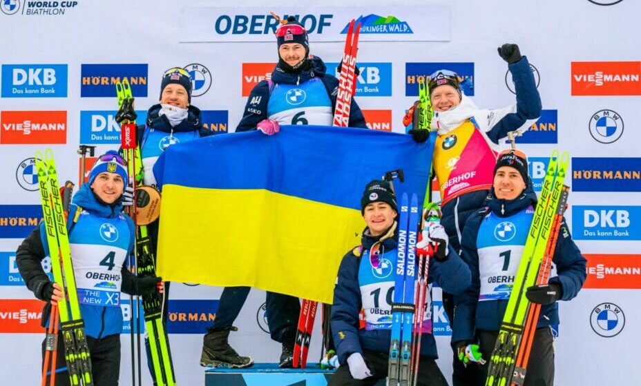 Братья Бё и Лагрейд вышли на церемонию награждения с украинским флагом. Фото: GLOBAL LOOK PRESS