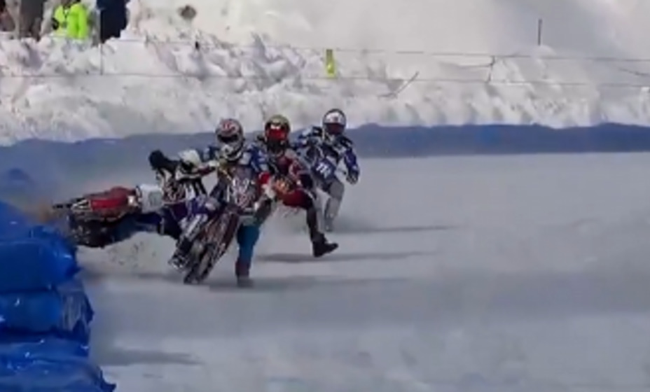 Мотогонки столкновение, фото снимок экрана