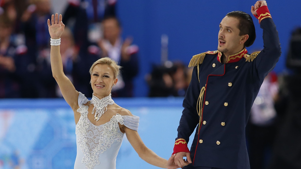 Максим Траньков держит в зажатой руке... пуговицу? Фото: GLOBAL LOOK PRESS