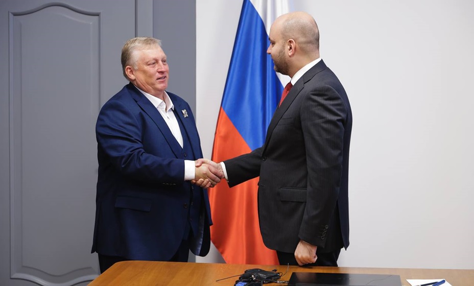 Федорищев наградил Осинькина почетным знаком «За заслуги перед Самарской областью». Фото: соцсети Вячеслава Федорищева