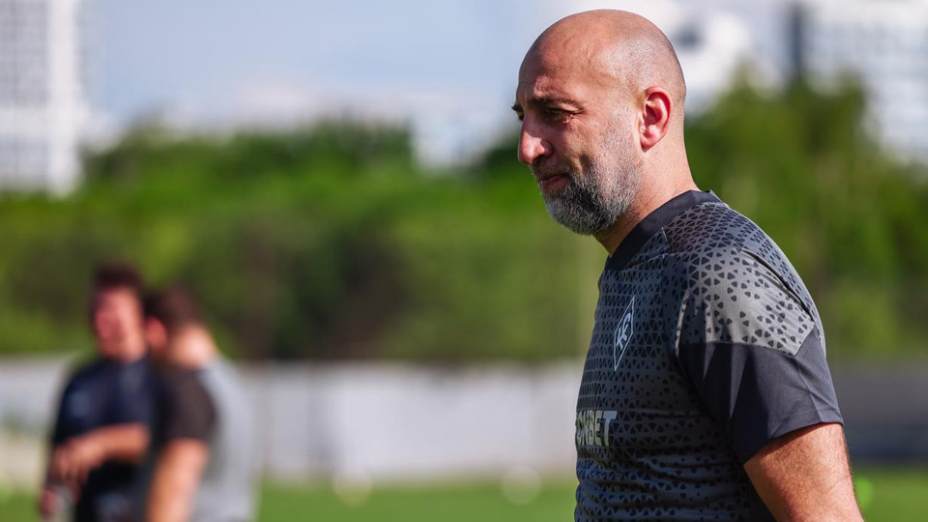 Тренер Магомед Адиева может покинуть «Крылья», у которых почти не осталось игроков. Фото: ФК «Крылья Советов»