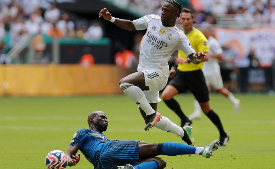 Винисиус пытается уйти от Кулибали. Фото: Reuters