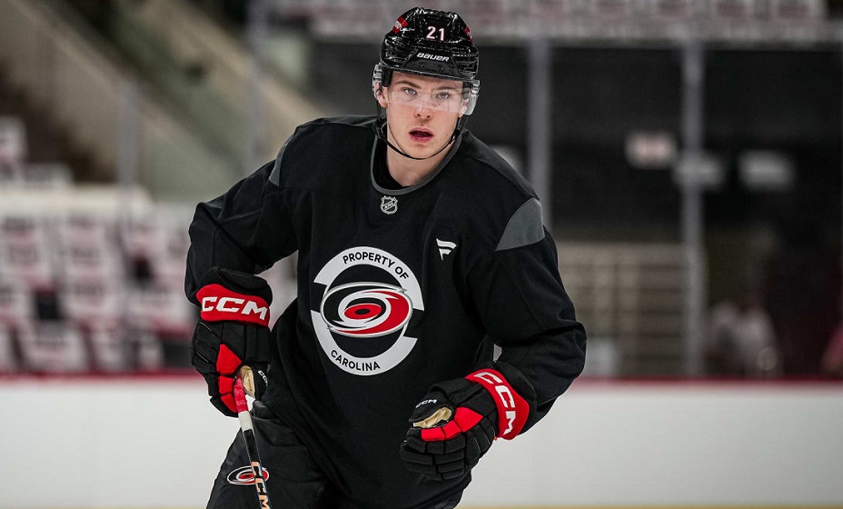 Дебютный гол Никишина не спас «Каролину» от поражения в матче с «Флоридой». Фото: НХЛ
