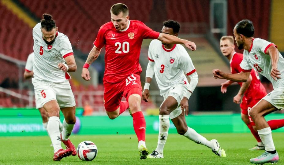 Форвард сборной России Дмитрий Воробьев таранит оборону сборной Иордании. Фото: РФС