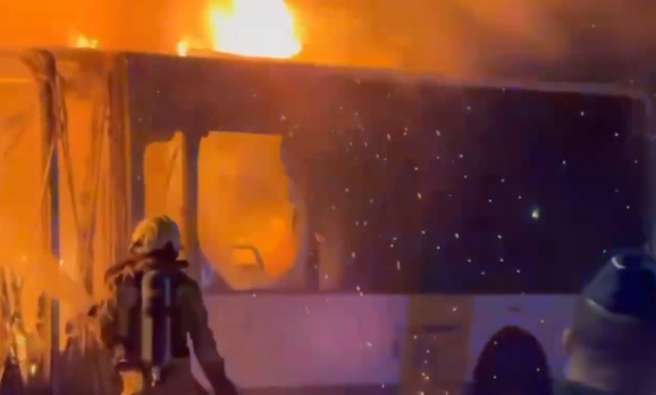 В Брюгге загорелся автобус, предназначенный для фанатов «Барселоны». Фото: соцсети