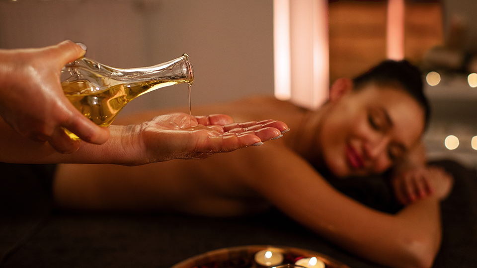 12 лучших масел для массажа тела в 2025 году