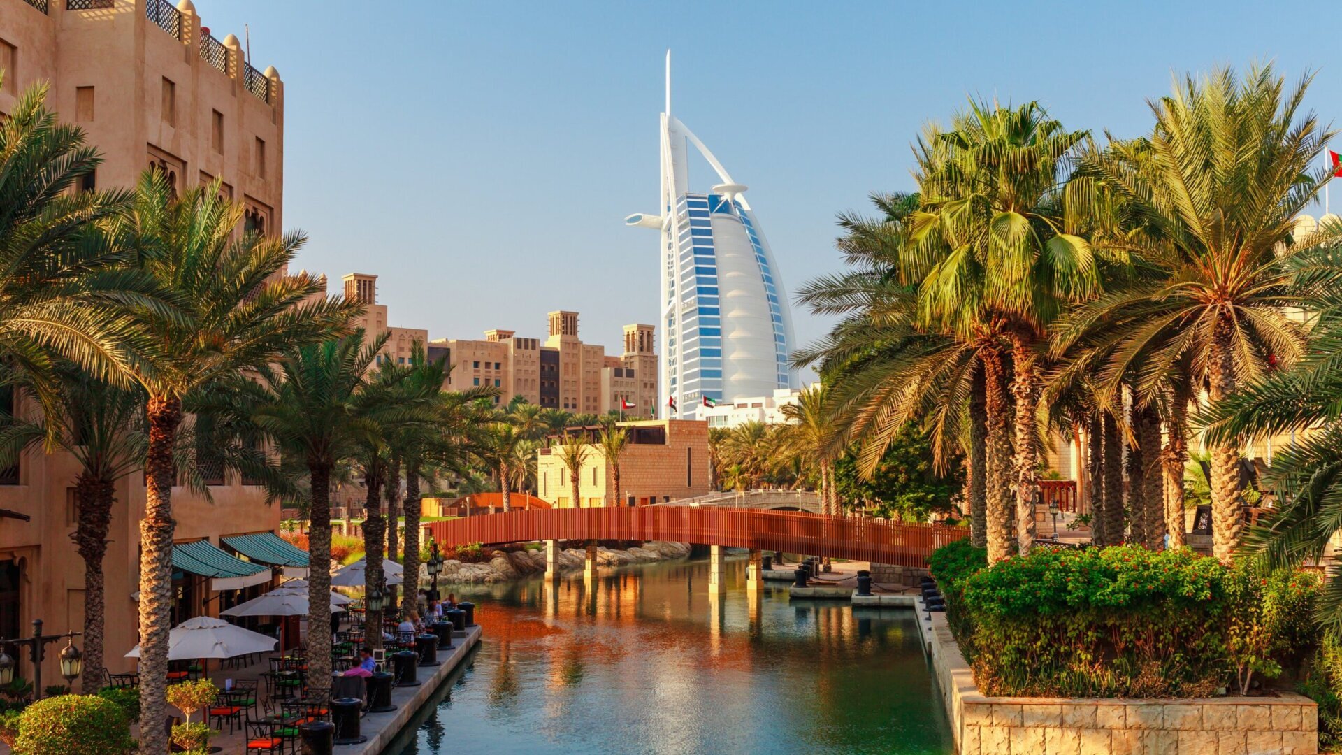 Вид на отель Burj Al Arab Jumeirah из курорта Мадинат Джумейра.