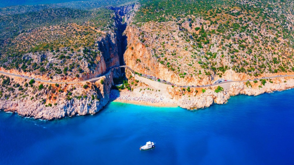 Пляж Капуташ между скалистыми мысами, провинция Анталья.