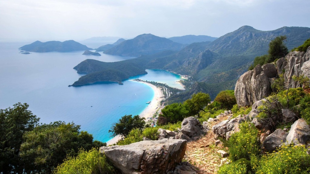 Вид с Ликийской тропы на пляж Олюдениз.