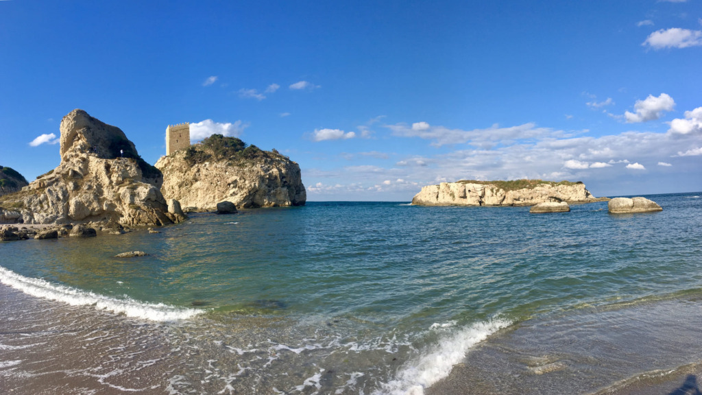 Скала Шиле на пляже Алаян Кая.