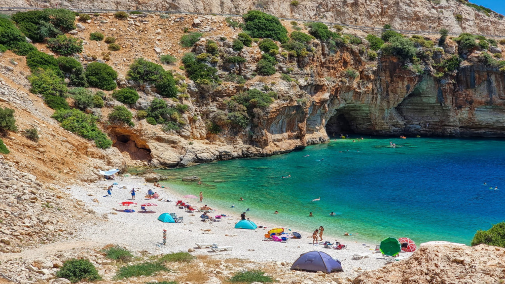 Туристы на пляже Финике.