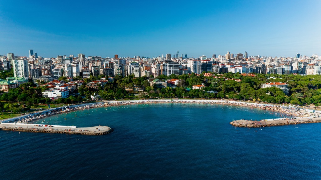 Вид с воздуха на пляж Каддебостан.