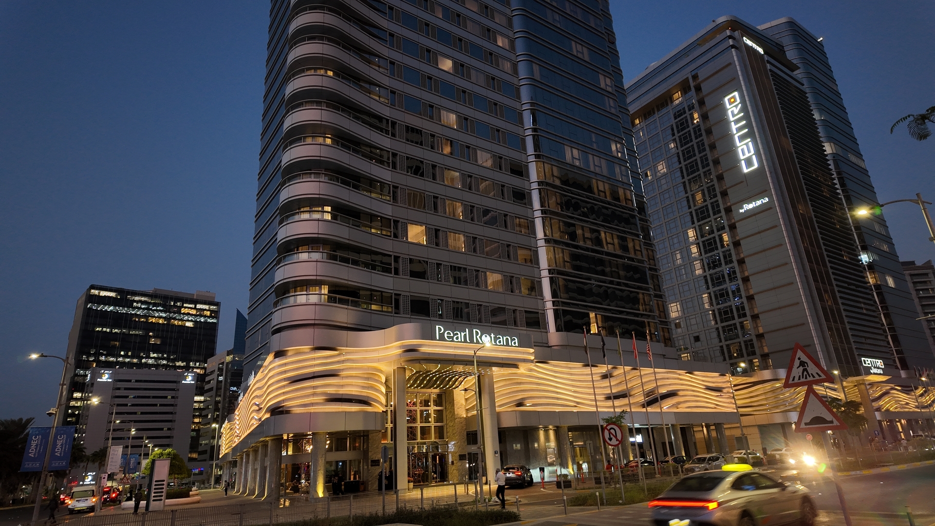 Высотный отель Pearl Rotana в Абу-Даби на фоне вечернего неба.