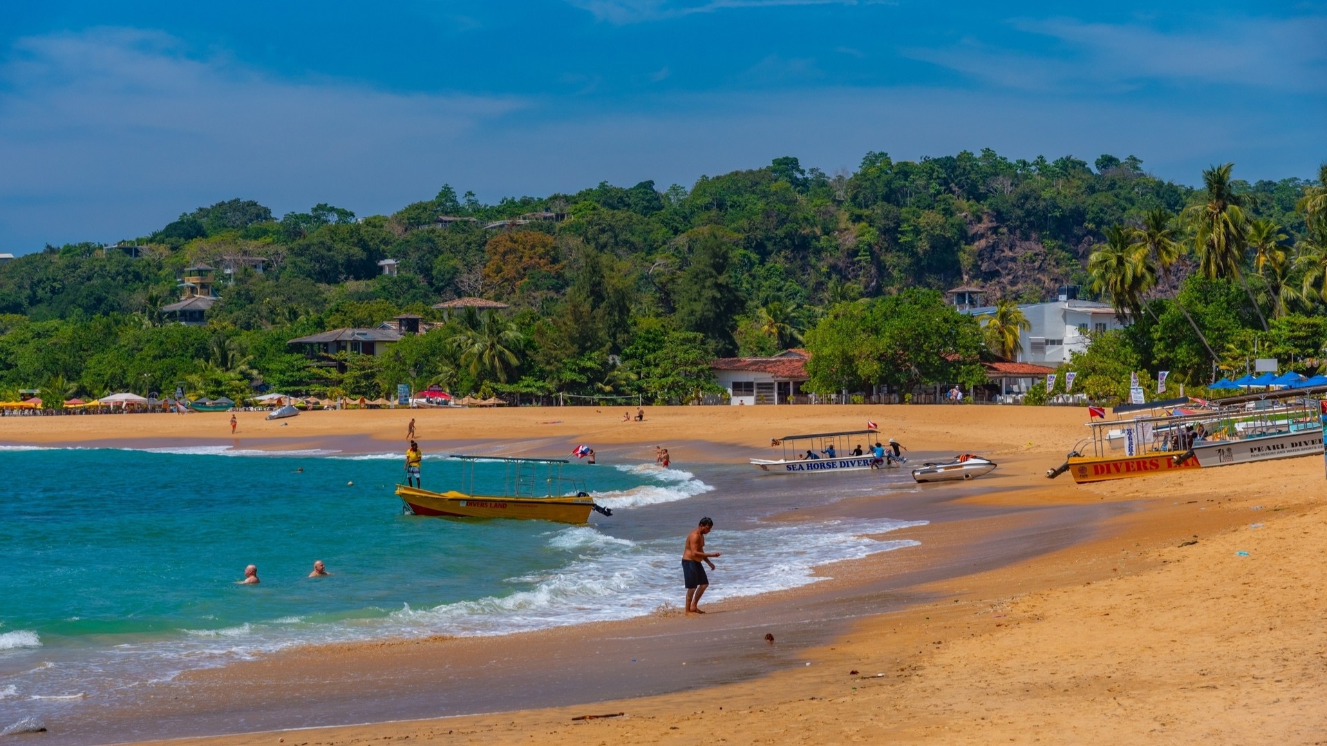 Живописный пляж Унаватуна.